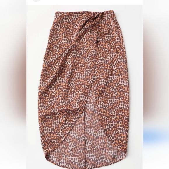 URBAN OUTFITTERS Leopard print Satin kelly Tulip wrap midi skirt. Size XS - Picture 3 of 14